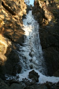 The ice of Copper Falls looks white because the high concentration of air bubbles within the ice scatters all wavelengths of light